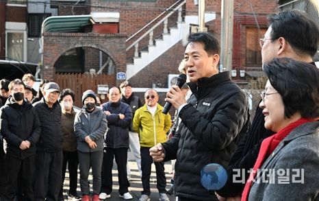 송파구 풍납동 모아타운 사업지를 찾은 오세훈 서울시장이 주민들과 대화를 나누고 있다.