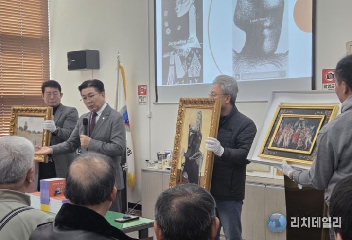 작품을 설명하고 있는 꾸바아트센터 차효준대표 (사진제공=K trendy NEWS)