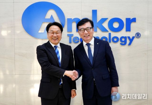 강기정 광주광역시장이 4일 북구 대촌동 앰코테크놀로지코리아 광주사업장을 찾아 이진안 앰코코리아 대표이사와 기념촬영을 하고 있다. /광주광역시 제공