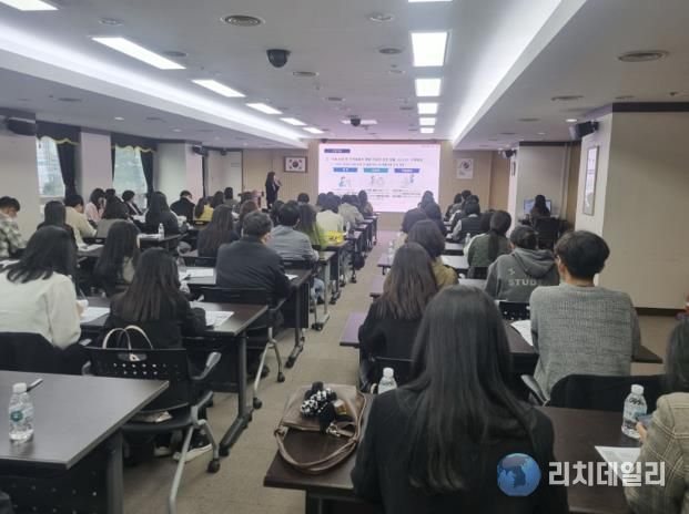 서구청 장태산실에서 열린 통합돌봄 전담인력 역량강화 교육 진행 장면