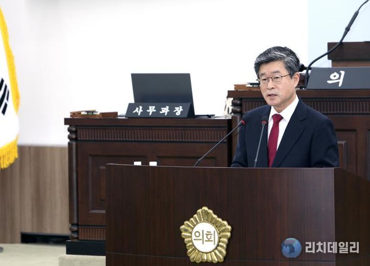 중구의회 폐회식에서 발언하는 김길성 중구청장