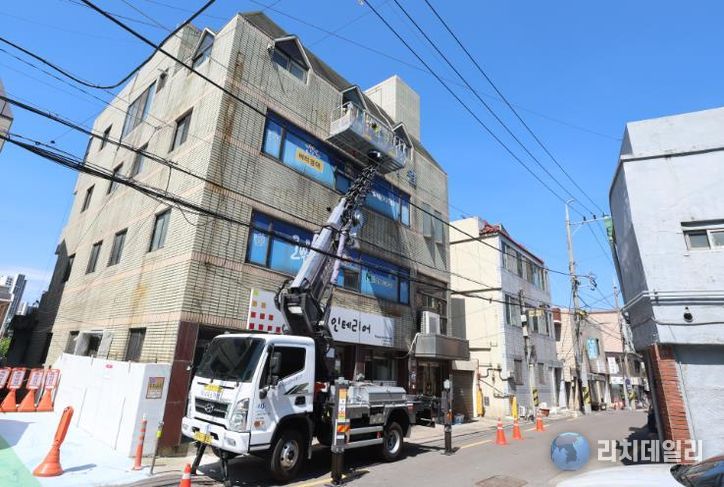 대구 중구, 주인 없는 간판 6월 말까지 무상 철거(지난해 노후 간판 철거중인 모습)