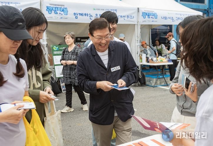 광진구 청년정책홍보전에 참석한 김경호 광진구청장