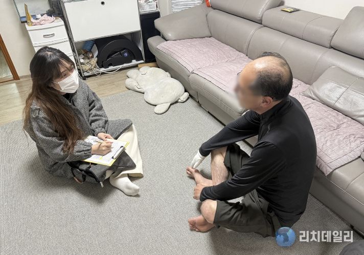 대덕구 동행정복지센터 담당자가 지역 장애인 가정을 방문해 장애인 의료·돌봄 통합지원 시범사업 추진을 위해 의료·돌봄 서비스 수요 전수조사를 진행하고 있다.