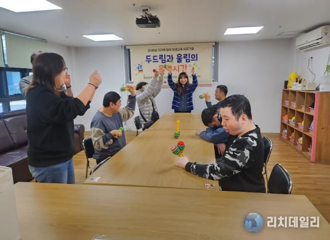 경민장애인주간이용시설 이용자들이 11일 울주도서관이 주관한 '찾아가는 평생교윽 프로그램'에 참여하고 있다.