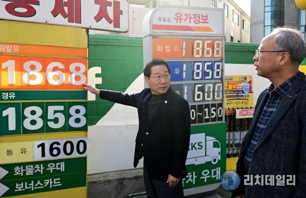 유정복 인천광역시장이 13일 남동구 한 주유소를 찾아 한국주유소협회 관계자들과 간담회를 갖고 유가를 점검하고 있다