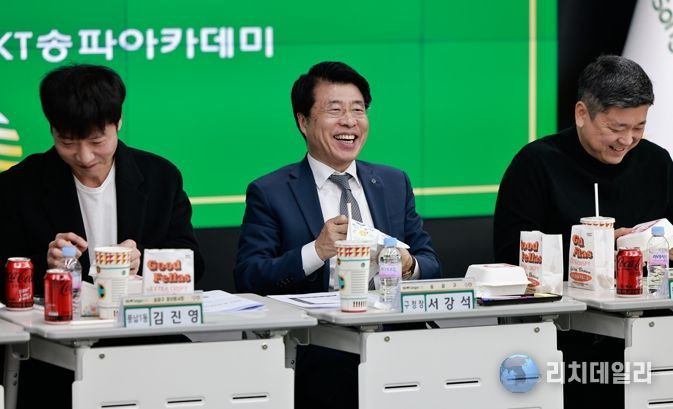 서강석 송파구청장, 청년봉사회와 ‘햄버거 오찬’…“청년층 현장 목소리 경청”