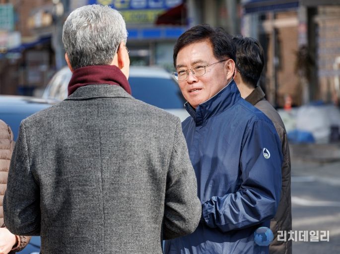 진교훈 서울 강서구청장(오른쪽)이 화곡3동 일대 정비사업지 현장을 찾아 지역 주민과 대화하고 있다.