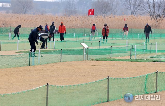 광산구가 지난 12일 운남동 107-3번지 일원에 9홀 규모인 운남파크골프장 조성을 완료해 시민들이 이용하고 있는 모습.