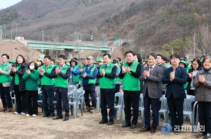 14일 강동면 형산강 역사문화공원에서 열린 '3R 자원모으기 발대식'에서 주낙영 경주시장을 비롯한 경주시새마을회 회원들이 자원순환 실천을 다짐하며 박수를 보내고 있다