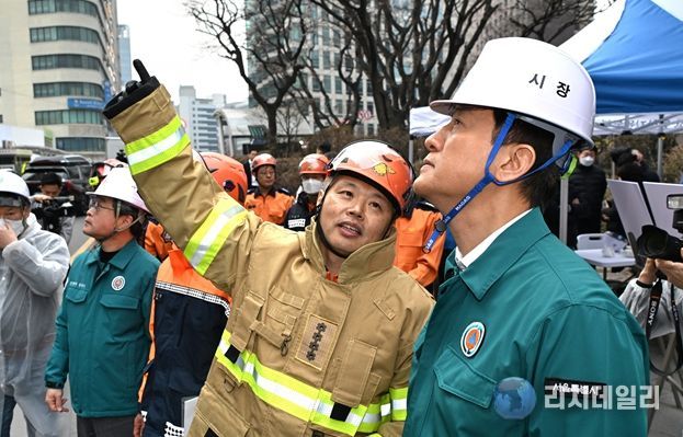 오세훈 서울시장이 16일(월) 중구 소공동 소재 복합건축물 화재 현장을 찾아 피해 상황을 살피고 있다.