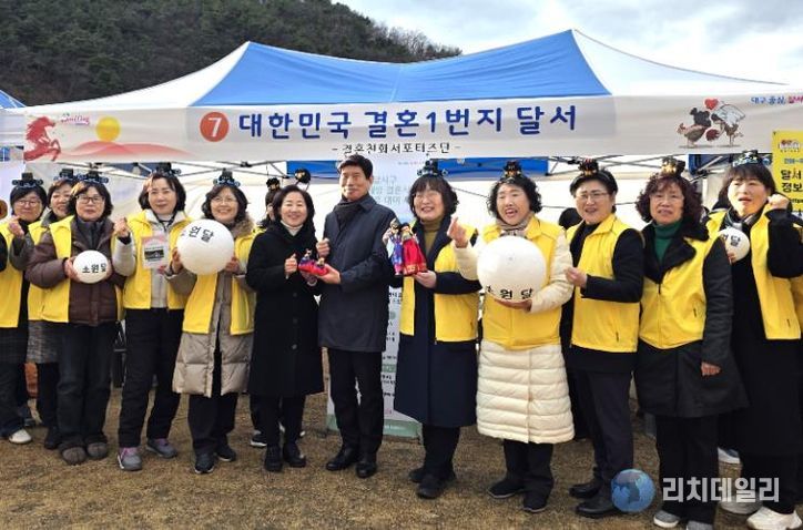 월광수변공원 수놓은 ‘족두리·사모관대’…달서구, 세대 공감형 결혼친화 홍보 눈길