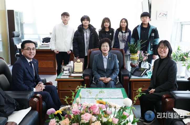 동구 청소년참여위원회 위원들이 동구의회를 방문한 모습