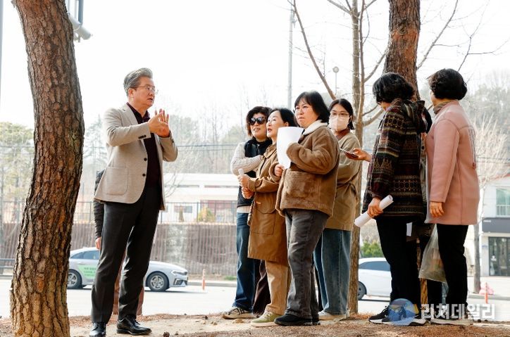 지난 17일 관평동에서 진행된 ‘맨발걷기길 조성 사업’ 현장 행정