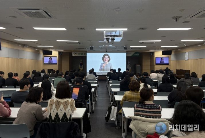 대구 수성구(구청장 김대권)는 생성형 인공지능(AI) 시대 대응력 강화를 위해 전 직원 대상 ‘스마트폰 활용 AI 실습 교육’을 진행했다.
