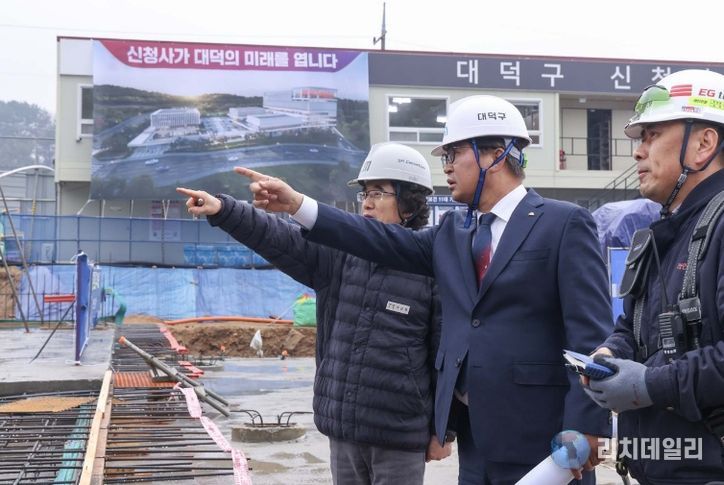 최충규 대덕구청장(사진 가운데)이 18일 연축동 도시개발사업지 내 신청사 건립 현장을 방문해 지하 기초공사 진행 상황을 점검하고 있다.