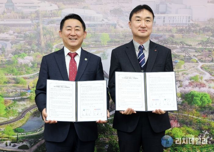 19일 서구청 갑천누리실에서 열린 인공지능 안부살핌 서비스 업무협약 체결 장면(좌 서철모 서구청장, 우 강명구 한국전력공사 서대전지사)