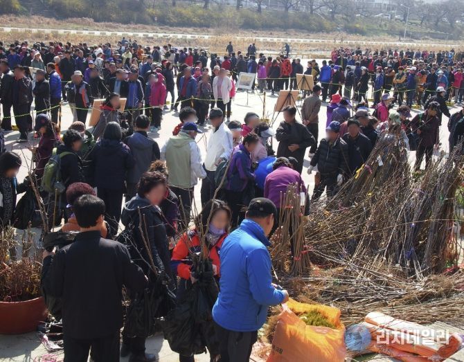 청주시, 식목일 기념 나무 나누어주기 행사 개최