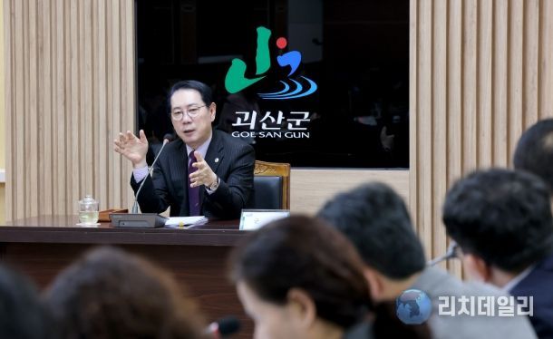 송인헌 괴산군수가 23일 군청 회의실에서 확대간부회의를 주재하고 있다.