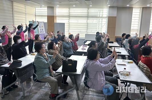2026년 3월 17일 성서보건지소 교육장에서‘달서100세 건강학교’에 참여한 어르신들께서 우리동네 건강동행단과 함께 치매 예방과 건강한 노년 생활 유지를 위한 치매예방 체조를 하고 있다.