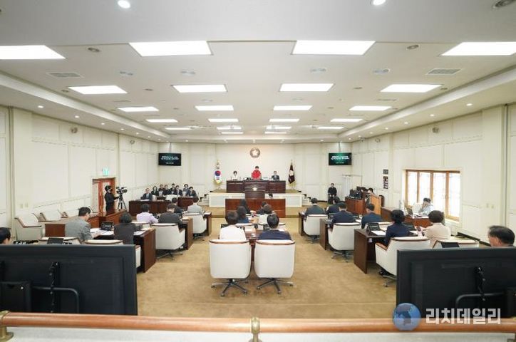 대구 수성구의회는 24일 제274회 임시회 제3차 본회의를 열고 15일간의 임시회 일정을 마무리했다.
