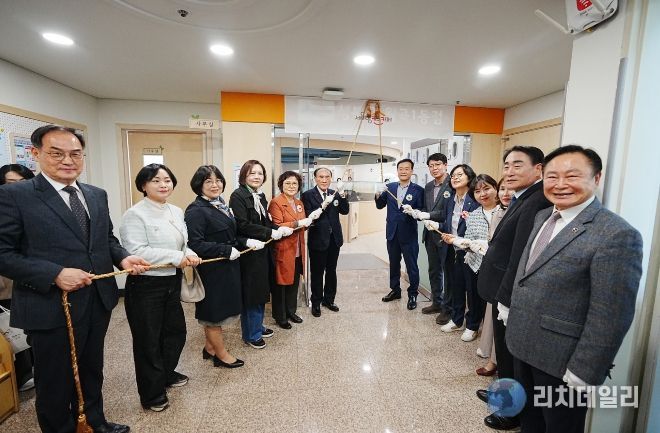 이승로 성북구청장(오른쪽 일곱 번째)과 관계자들이 제막식을 진행하고 있다