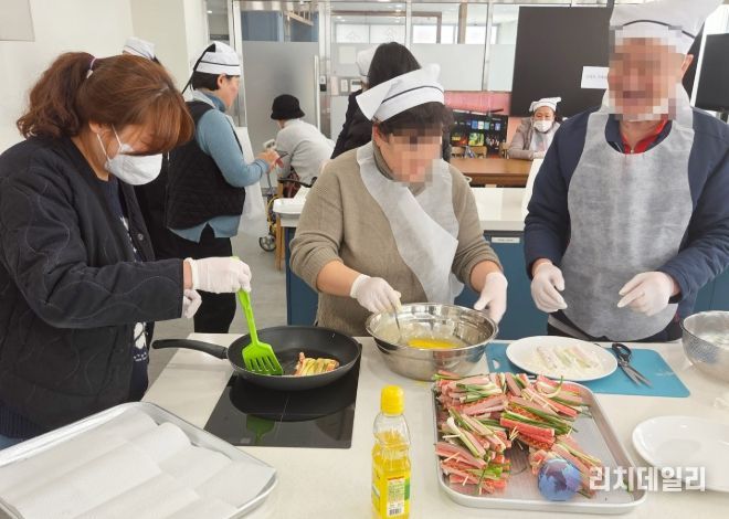 광산구 ‘1313 이웃살핌’에 이웃지기, 살핌이웃으로 함께 요리 수업 자조모임에 참여한 주민들이 요리를 배우고 있다.