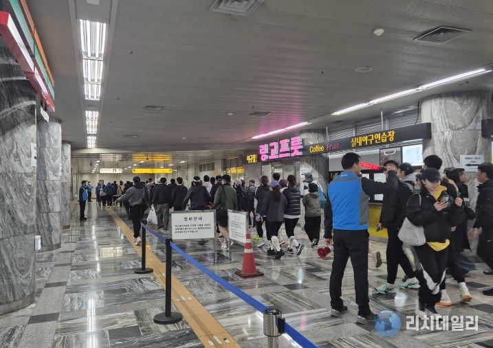 야구 경기일 안전인력 활동모습