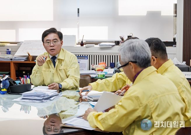 진교훈 서울 강서구청장(왼쪽)이 25일 구청 집무실에서 ‘긴급 에너지 절약 대책회의’를 주재하고 있다.