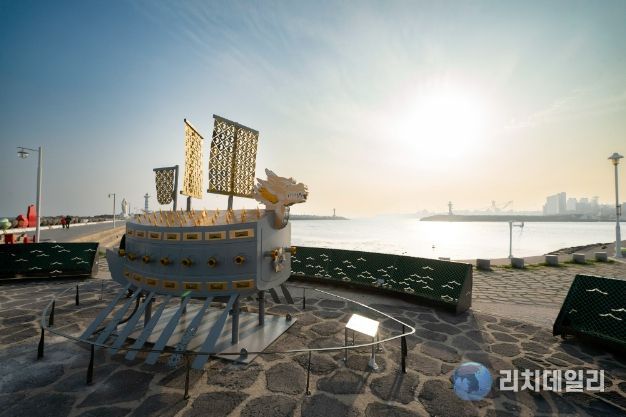 동구-현중 상생 상징 거북선 조형물 설치