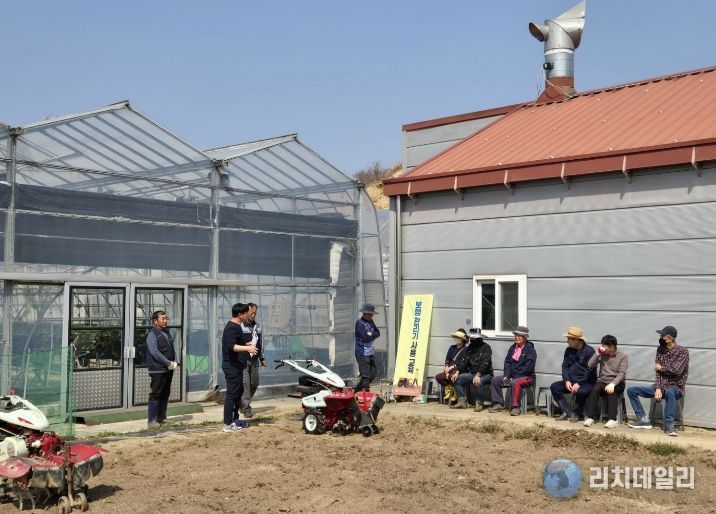충남 계룡시는 지난 25일부터 27일까지 소규모 영농을 하는 시민을 대상으로 보행관리기 교육을 실시하여 큰 호응을 얻었다.