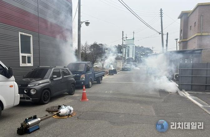 충남 계룡시는 해빙기를 맞아 ‘모기 유충 및 성충 구제 활동’을 실시했다.