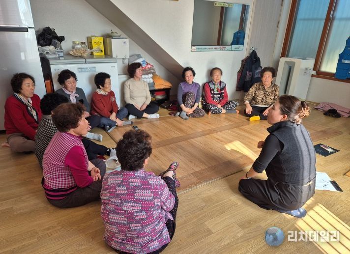 여수시가 3월부터 11월까지 경로당과 마을회관 등 어르신 이용시설을 대상으로 ‘찾아가는 어르신 스마트폰 방문 교육’을 추진한다.