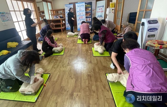 경주시는 3월부터 9월까지 경로당 12개소를 대상으로 '우리마을 예쁜치매쉼터'를 운영하는 가운데, 참여 어르신들이 심폐소생술 교육에 참여하고 있다.