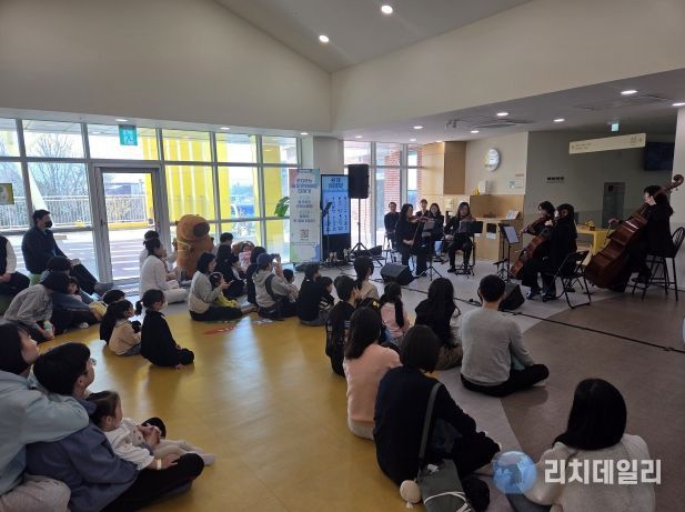 울산지역 학생과 학부모 가족들이 28일 큰나무놀이터에서 오케스트라 공연을 관람하고 있다.