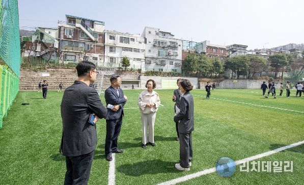 3월 26일 박희영 용산구청장이 용산중학교 인조잔디 운동장을 살펴보고 있다