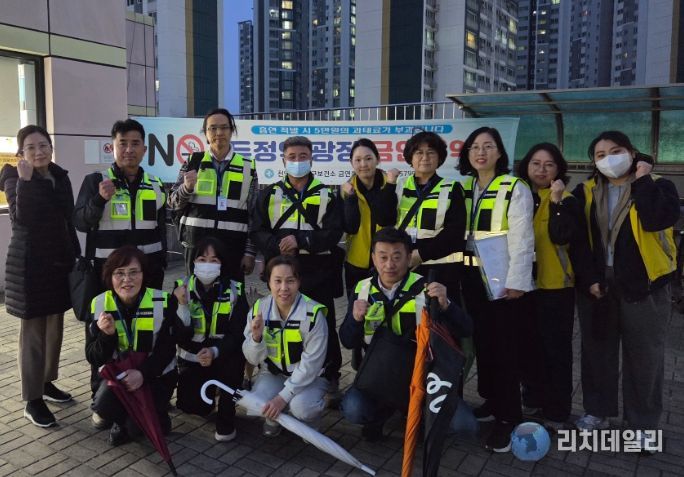 1. 천안시가 위촉한 금연지도원이 금연 구역을 지도·점검하고 있다