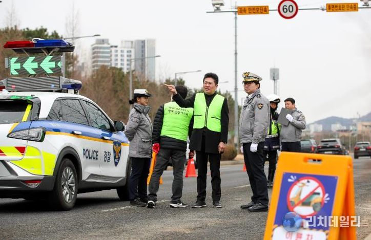 김정헌 중구청장이 지난 3월 1일 하늘대로 일원을 찾아 이륜차 소음 합동점검 현장을 살피고 있다