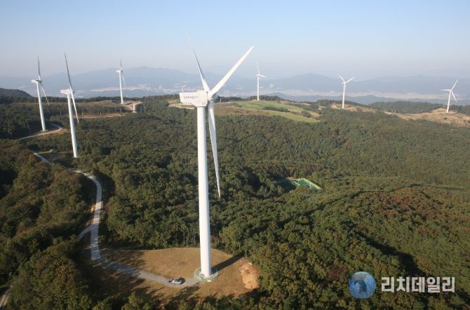 경주시 관내 풍력발전시설 전경. 시는 4월 1일부터 20일까지 풍력발전시설 24기를 대상으로 합동 안전점검을 실시한다