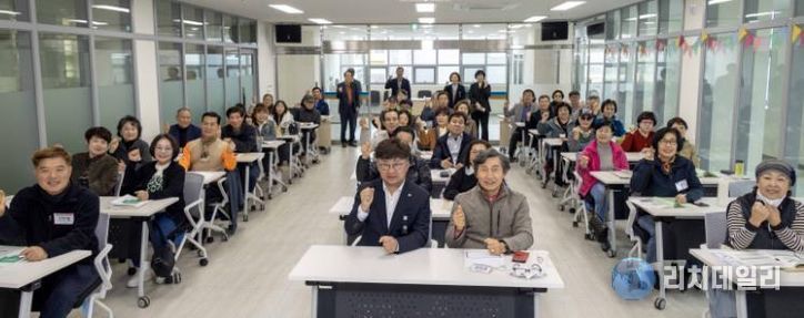 최충규 대덕구청장(사진 첫 번째 줄 왼쪽 두 번째)과 대덕구 신규 주민자치위원들이 31일 오정창의공작소에서 주민자치위원의 역량 강화를 위한 ‘2026년 대덕구 주민자치학교’를 마친 후 파이팅을 외치며 기념 촬영을 하고 있다