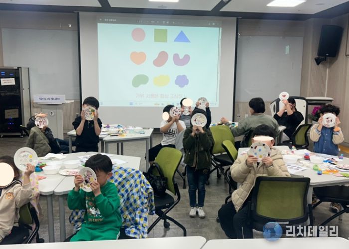 지난 30일 평생학습원에서 드림스타트 아동 13명과 함께 '나만의 그릇 만들기' 원데이 클래스가 진행 중이다.