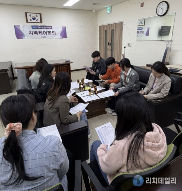 탕정면 지역케어회의 참석자들이 위기가구 지원 방안을 논의하고 있다.