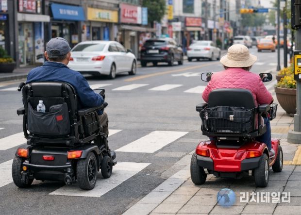 경주시는 4월 1일부터 전동휠체어와 의료용 스쿠터 이용자를 대상으로 배상책임보험 지원사업을 시행한다