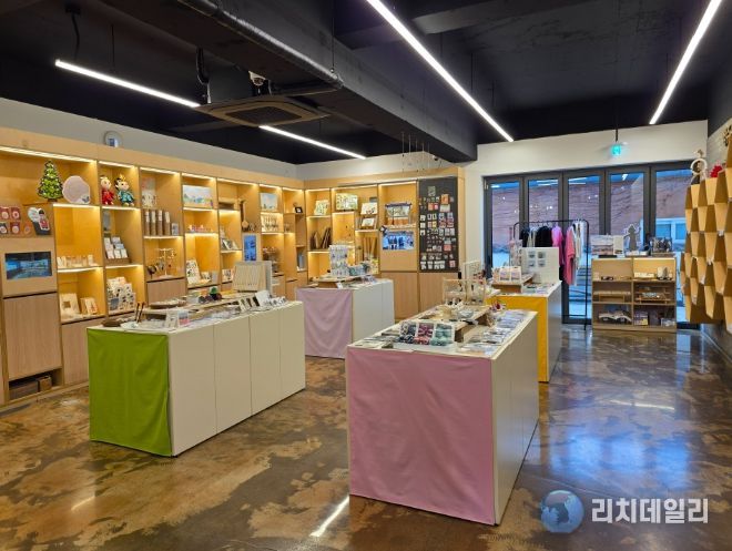 경주시 청년감성상점 내부 전경. 지역 청년 예술가들이 제작한 창작 굿즈와 경주 로컬 콘텐츠가 전시돼 있다