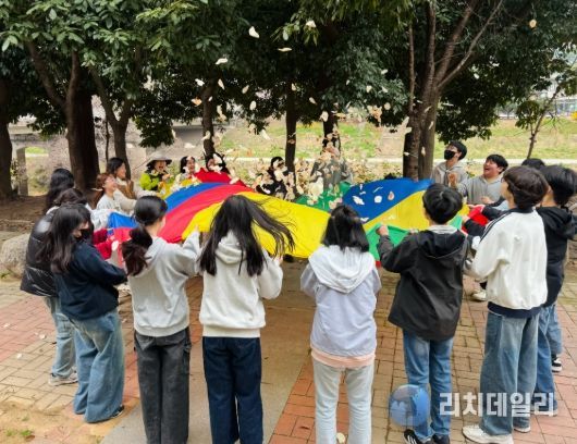 금구초등학교 6학년 2반 학생들이 학교숲에서 파라슈트를 활용한 지구