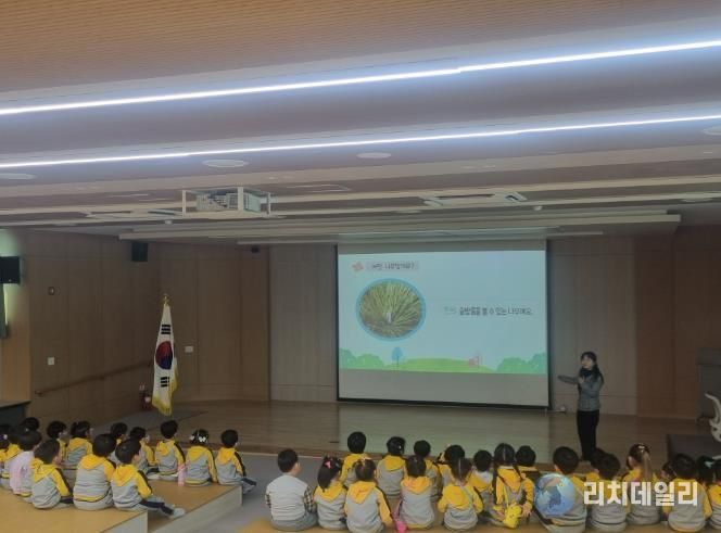 파랑새유치원 원아들이 지난 3월 26일 들꽃학습원에서 '식물 생태 교육' 체험활동을 하고있다