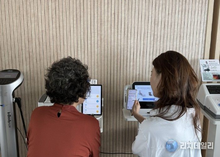 스마트 기기를 활용해 참여자의 건강 상태와 스트레스 수준을 측정하고 있다.