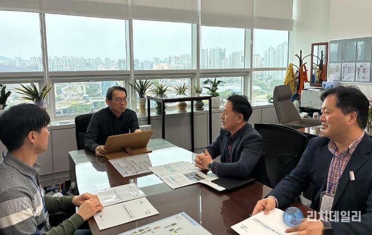 중앙부청 방문(4.1방문_사진중앙_행정안전부 안전예방정책실 박형배 실장 )