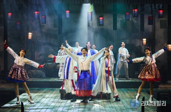 함안문화예술회관, 서울예술단 작품 지역공연 공모사업 선정_뮤지컬 '청사초롱 불 밝혀라' 무대