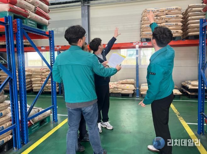 광산구가 산업단지 내 위반건축물 점검을 위해 건축물 현장을 확인하고 있다.